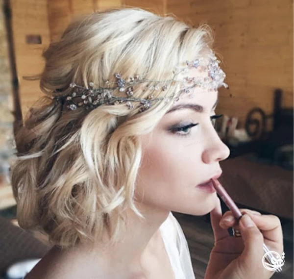 زن با موی کوتاه شینیون شده