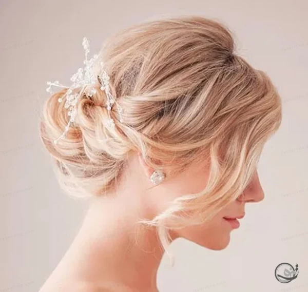 زن با موی کوتاه شینیون شده