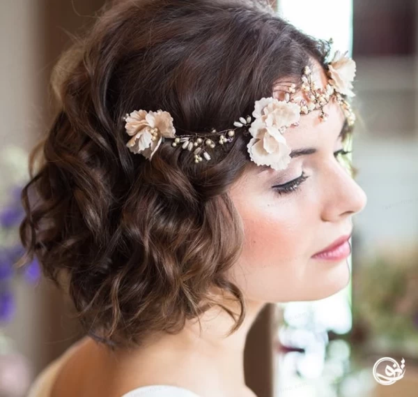 زن با موی کوتاه شینیون شده