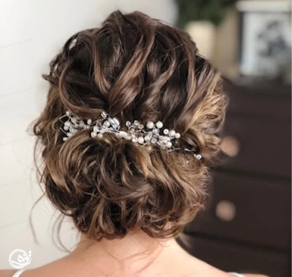 زن با موی کوتاه شینیون شده