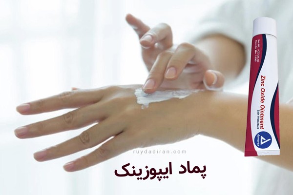 دست دختر در حال مالیدن کرم بر دست دیگر کرم سفید و بنفش زینک اکساید