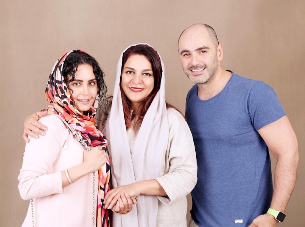 تهمینه میلانی در کنار یک مرد و یک زن ایستاده است