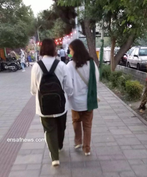 زنان باحجاب و بی حجاب در پارک لاله ، بازارچه پارک لاله و مترو