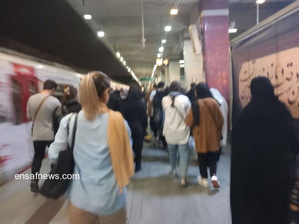 زنان بی حجاب و باحجاب در کنار هم