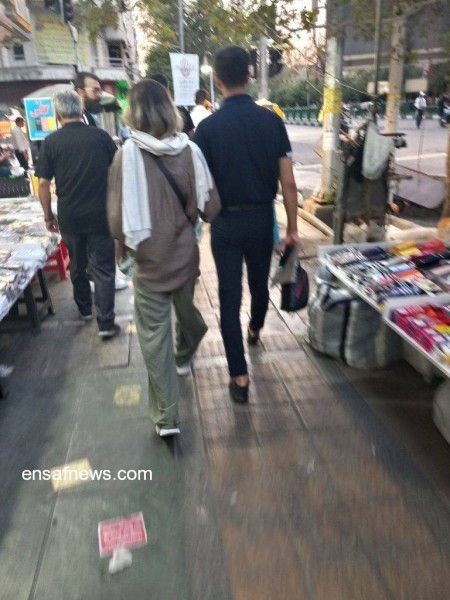 زنان بی حجاب و باحجاب در کنار هم