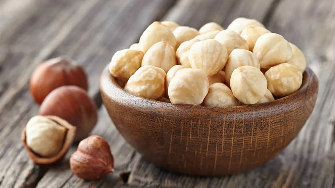 یک ظرف حاوی فندق