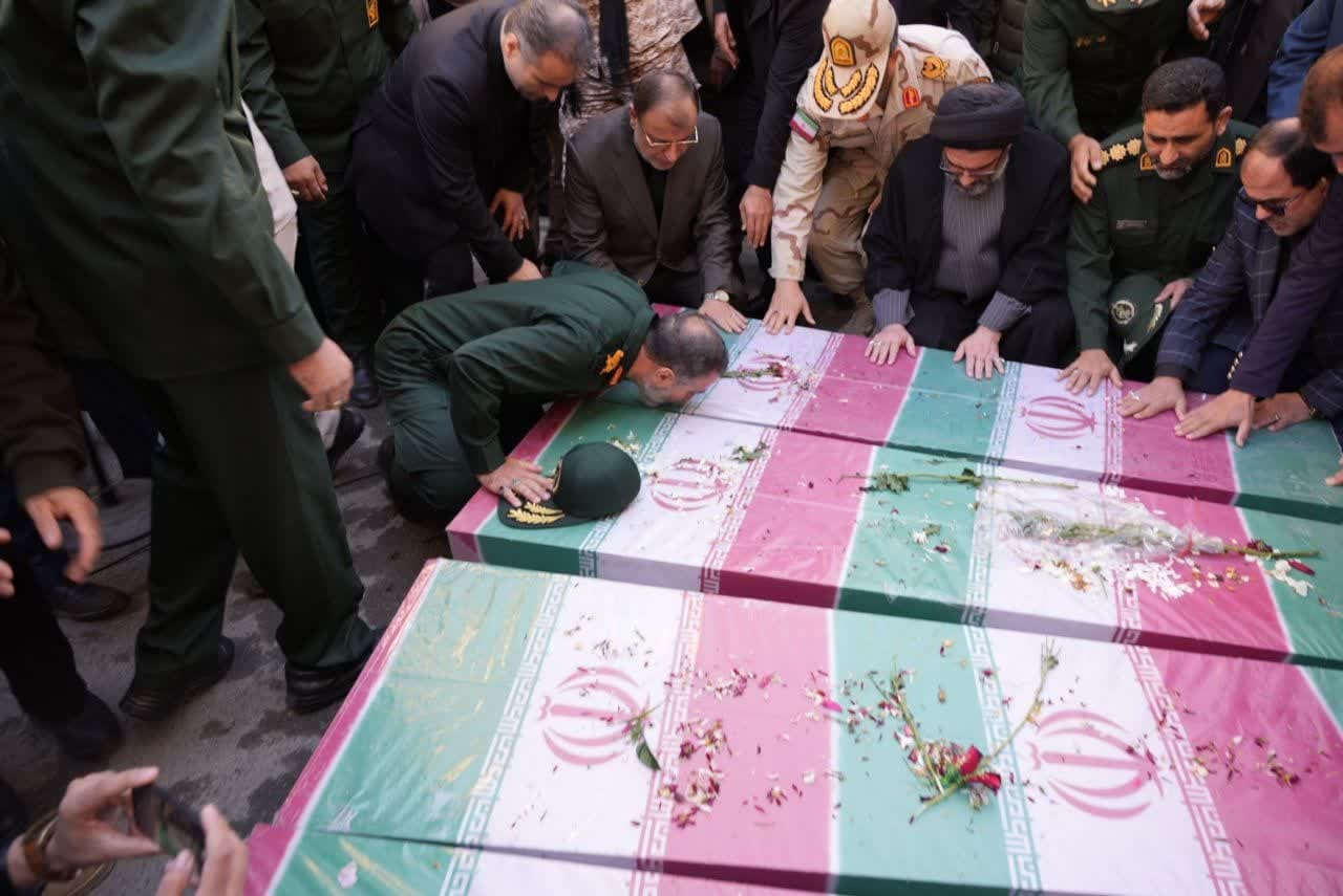 تشییع پیکر آلاله های گمنام دفاع مقدس در گرگان/خاکسپاری پیکر ۲ شهید گمنام در محوطه دادگستری گلستان و شهرک زیتون گرگان