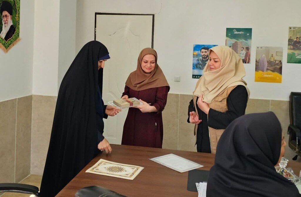 تجلیل مدیر کل کانون البرز از مسئولان  مراکز