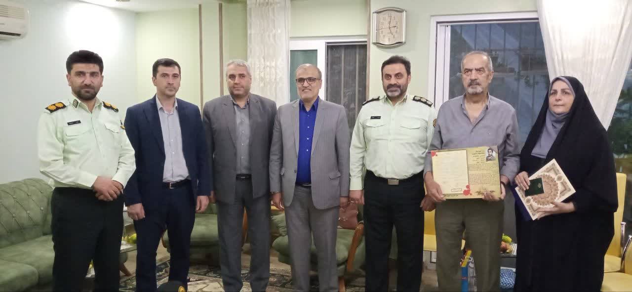 دیدار مسئولان استانی با خانواده شهید محمودی و اهدای شناسنامه نمادین شهید