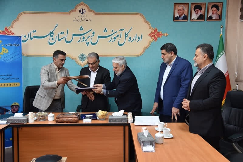 تقدیرمدیرعامل شرکت ملی گازایران ازمدیرکل آموزش و پرورش گلستان با اهداء لوح سپاس