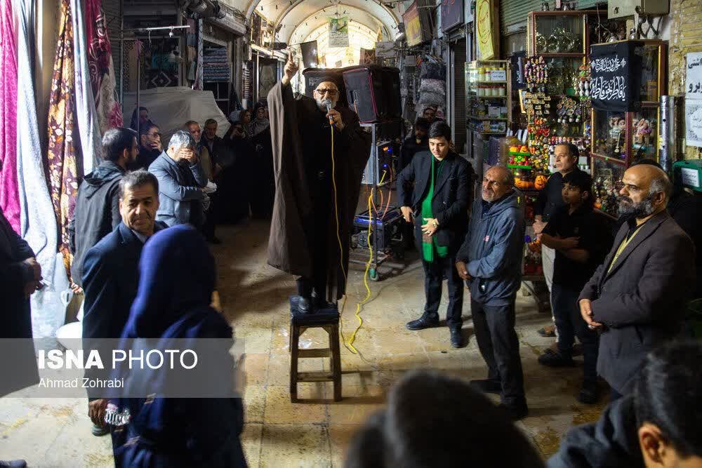 احیای آیین چهارپایه‌خوانی و نصب بیش از ۳۰۰ کتیبه عزاداری در بازار قم