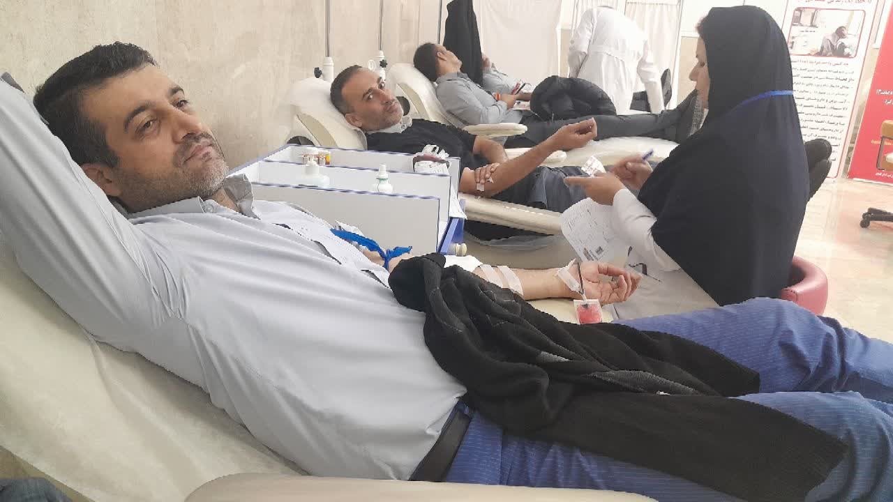 اهدای خون کارکنان دیوان محاسبات گلستان در راستای نهادینه‌سازی فرهنگ نوع‌دوستی و اهدای خون مستمر